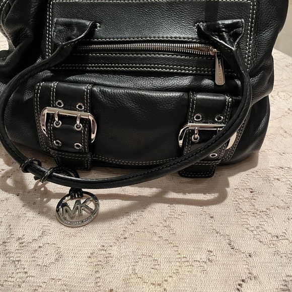 Michael Kors Large Double-Buckle-snap-button leather shoulder bag - Picture 2 of 8